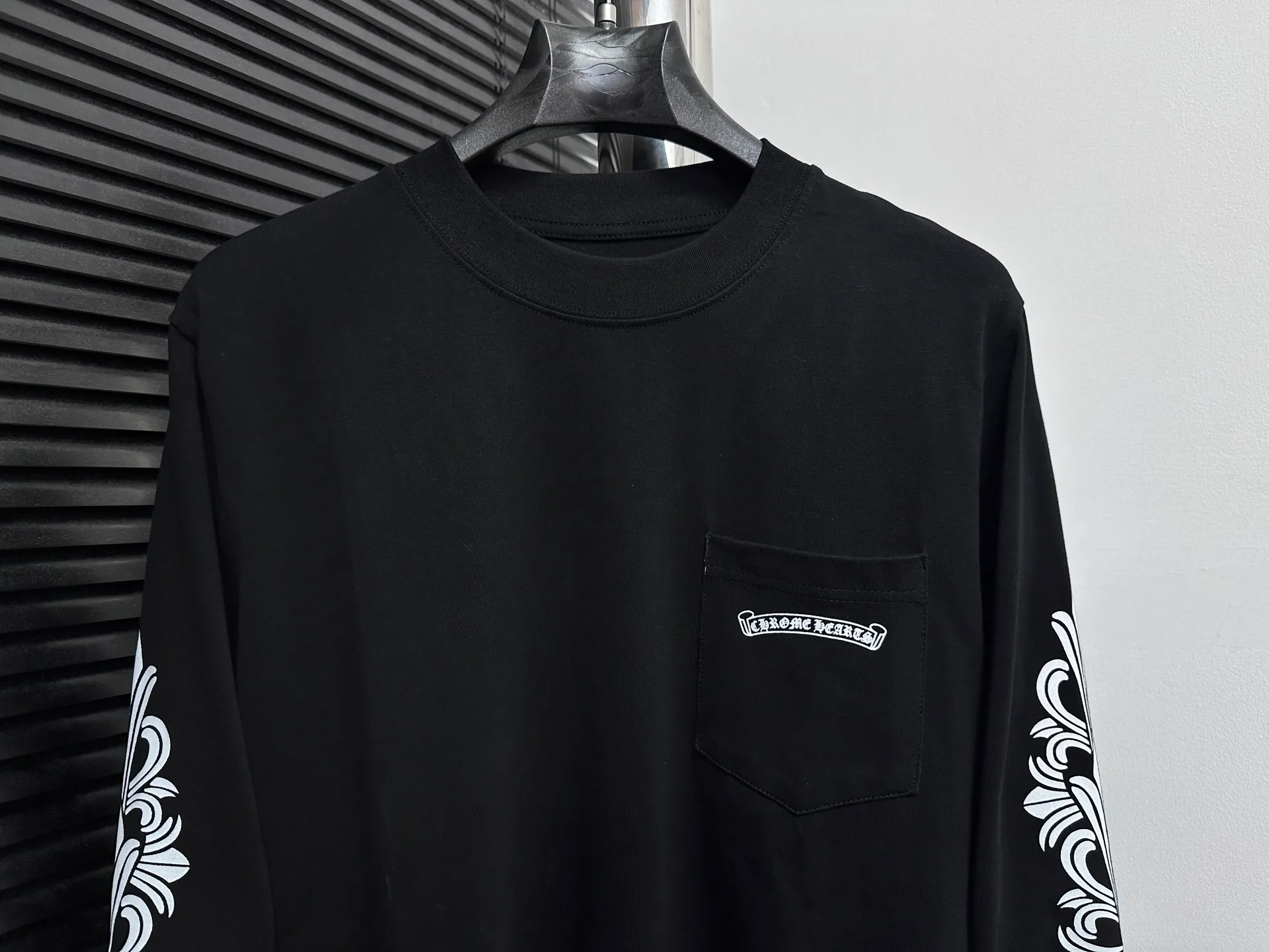 🅿️230 [Come Hearts] Crow Heart Graffiti Letters Limited Sanskrit Printed Long Sleeves, High Weight Threads on Collar and Cuffs, Custom Weaved and Dyed 280g Double Yarn Pure Cotton Fabric, Washed Anti-Counterfeiting Tags and other auxiliary labels are all correct versions, super conspicuous, super pretty, super stylish, same style for men and women! The overall upper body highlights fashion and individuality, and when worn together by a couple, it is a recommended T-shirt by the Street Ace!! Same style for men and women Size: XS-L